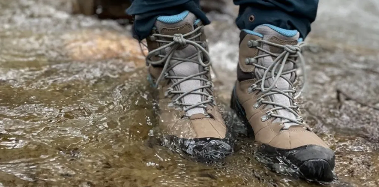 En İyi Su Geçirmez Botlar 2026: Lomer, Garmont, LOWA, Dolomite, Keen ve Scarpa ile Zorlu Koşullara Hazır Olun