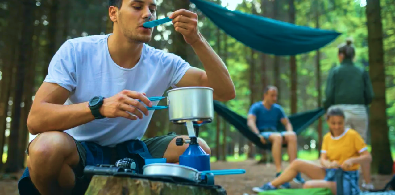 Outdoor Yemek Pişirme Rehberi: Kampta Pratik ve Güvenli Yemek Çözümleri