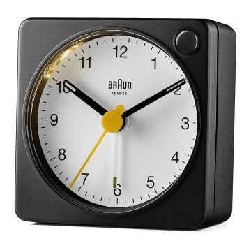 BRAUN BC02XBW SİYAH-BEYAZ KLASİK SEYAHAT ANALAOG ALARMLI MASA SAATİ