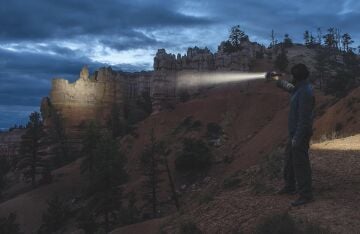 Coast HP314 1132 Lümen 683 Metre Zoomlu Çantalı Askılı Joplu El Feneri