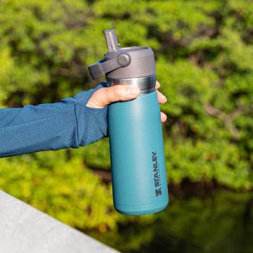 Stanley GO Iceflow Pipetli Paslanmaz Çelik Soğuk Su Termosu 0.65 LT 0,65 LT - Petrol